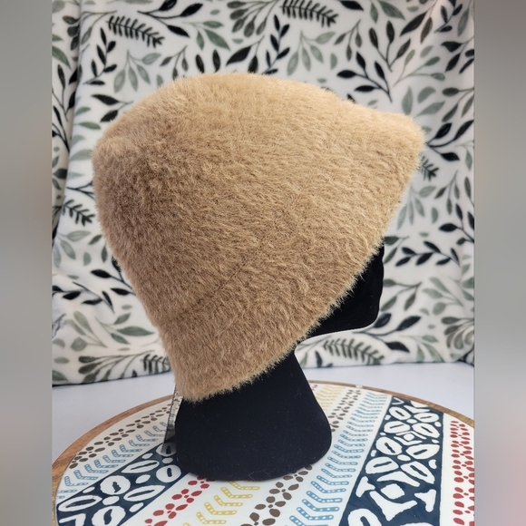 Saks Fifth AvenueFuzzy Bucket Hat one‎ size - Picture 2 of 9